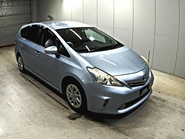 1001 Toyota Prius alpha ZVW41W 2011 г. (LAA Okayama)